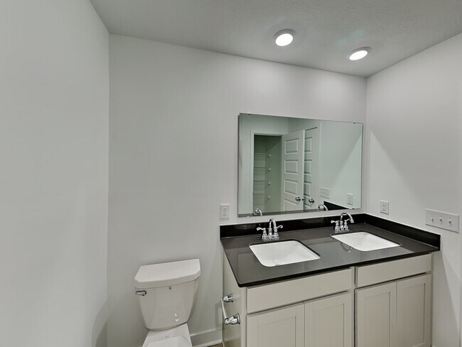 Building Photo - 748 Felix Dr