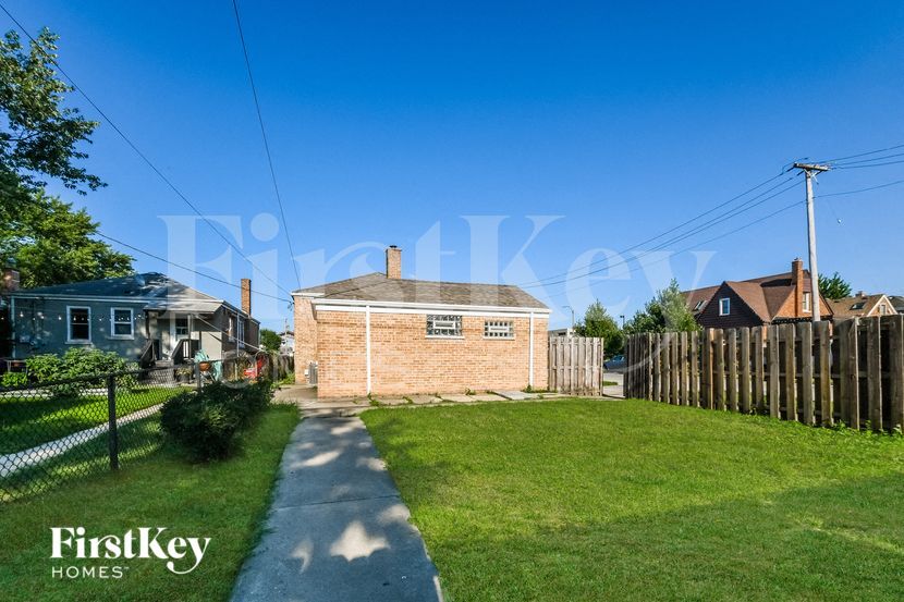 Building Photo - 9358 S Richmond Ave