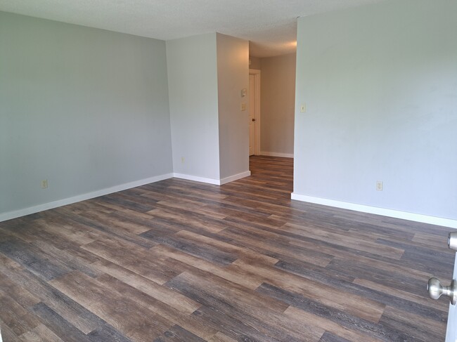 Building Photo - 6123 Cougar Dr