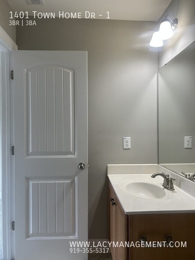 Building Photo - 1401 Town Home Dr