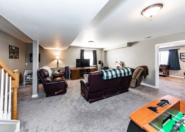 Building Photo - Fabulous 6 bedroom + office D20 Home with ...