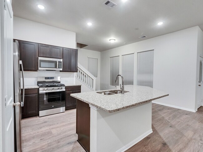 Building Photo - 405 Magnolia Ln