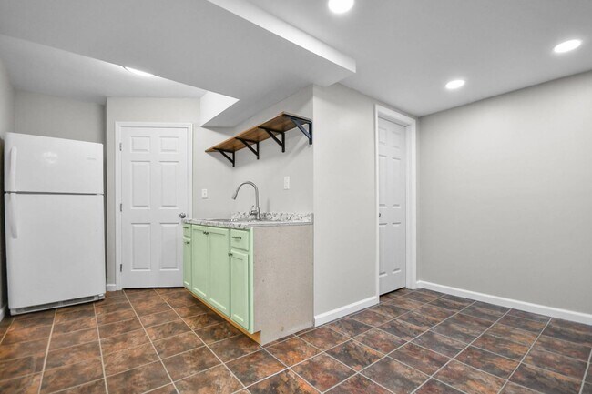 Building Photo - 706 Green Valley Ct