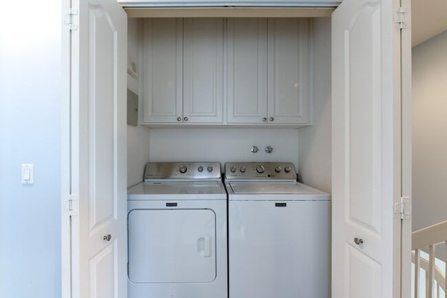 Building Photo - 340 Jacaranda Dr