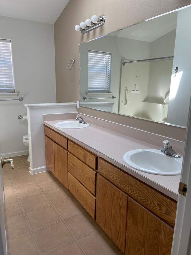 Building Photo - Charming Three Bedroom Pet Friendly Home i...