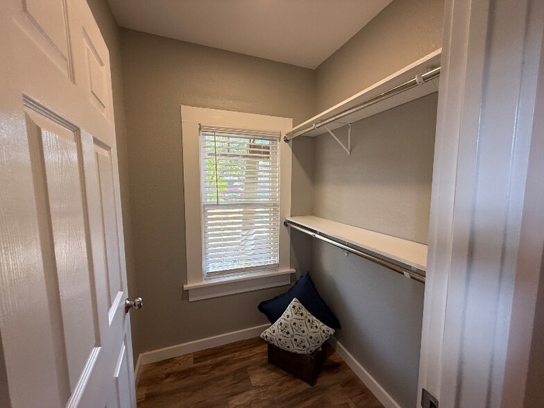 Building Photo - 843 Rigsby Ave