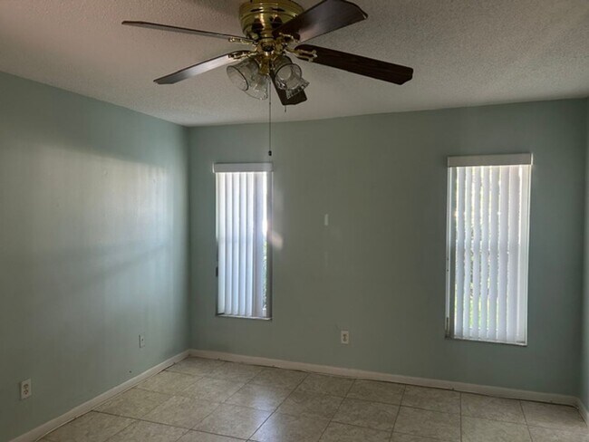 Building Photo - 3/2 available now! Welcome home!