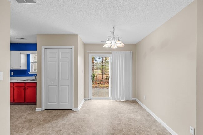 Building Photo - 2 Bed 2.5 Bath Townhome