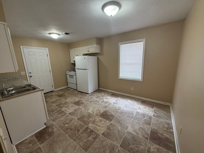 Building Photo - 2505 Rosebrier Ave