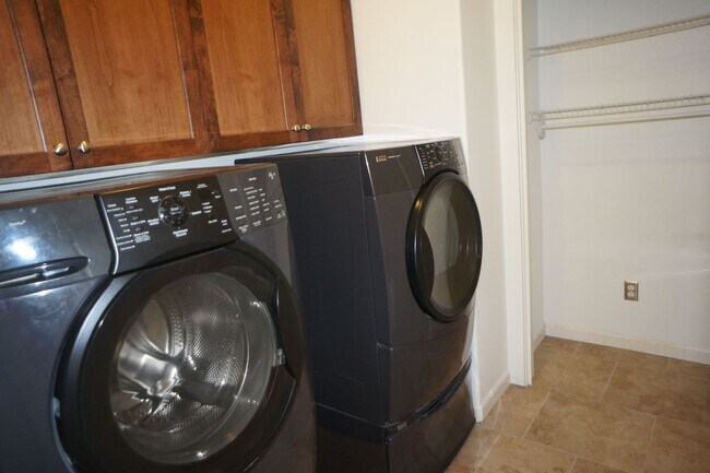 Building Photo - Spectacular SW Liar Hill 3 bedroom Townhouse