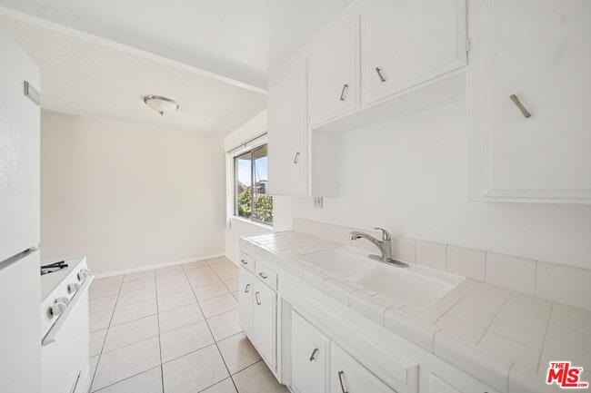 Building Photo - 2038 S Holt Ave