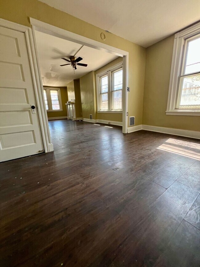 Building Photo - Stunning 3-Bedroom Townhome in Carroll Park! Available NOW!