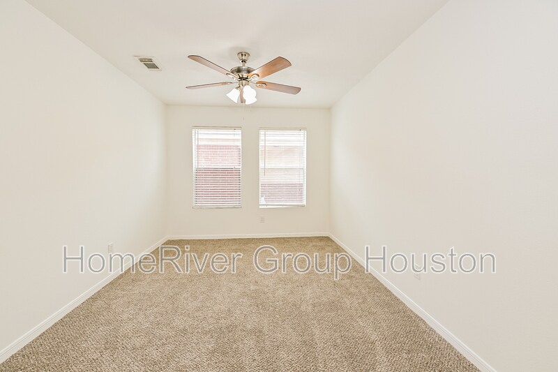 Building Photo - 20942 Foxwood Garden Dr