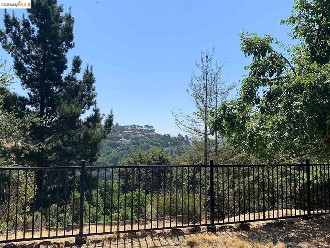 Building Photo - 5559 Greenridge Rd