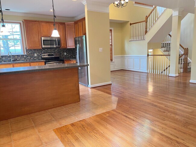 Building Photo - Spacious 3 Bed | 3.5 Bath End Unit Townhom...