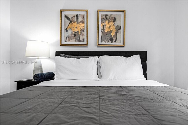 Building Photo - 977 SW 10th St