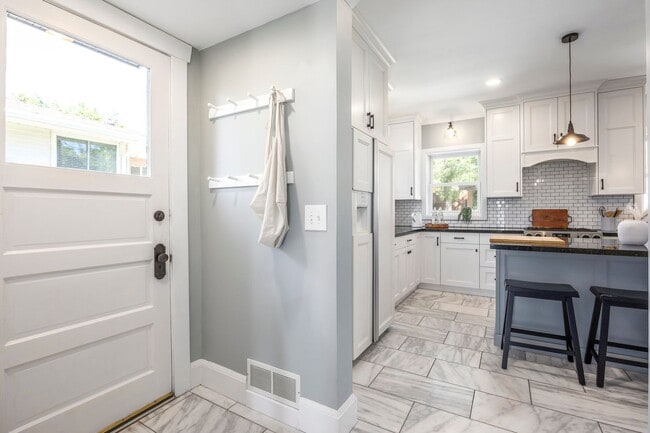 Building Photo - Elegant Sugar House Living: Finished Basement and Prime Location