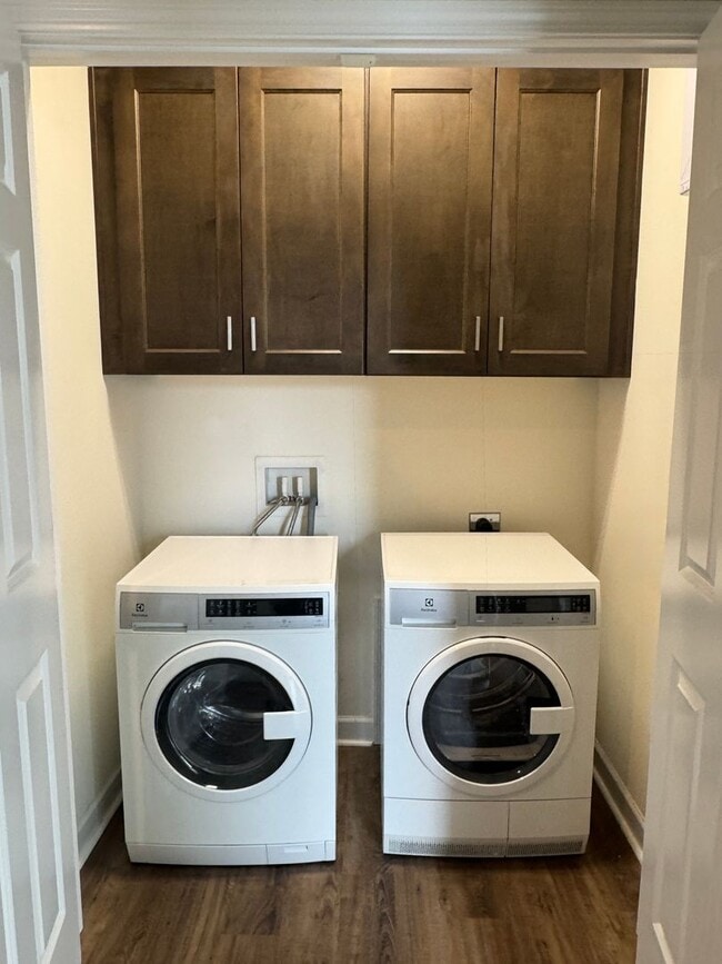 Building Photo - Upscale Townhome in Market Common! MOVE-IN READY!