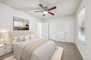 Building Photo - 2511 Evergreen Dr