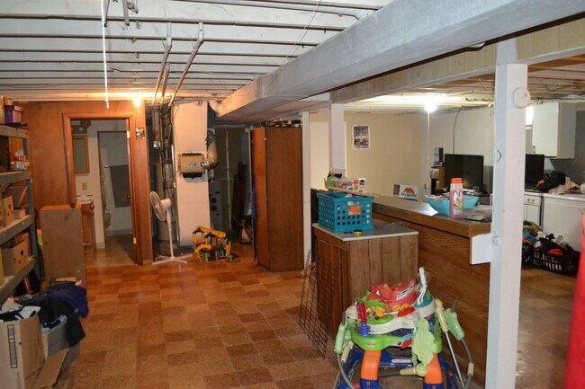 Building Photo - Nice 3-4 Br, 2 Bath Ranch style home, fenced in yard, garage, patio, full basement