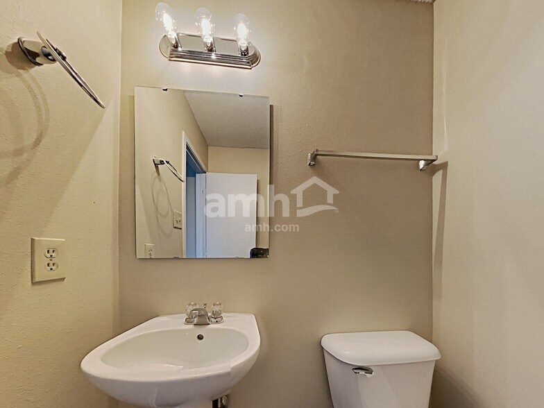 Building Photo - 8450 Ash Grove Dr