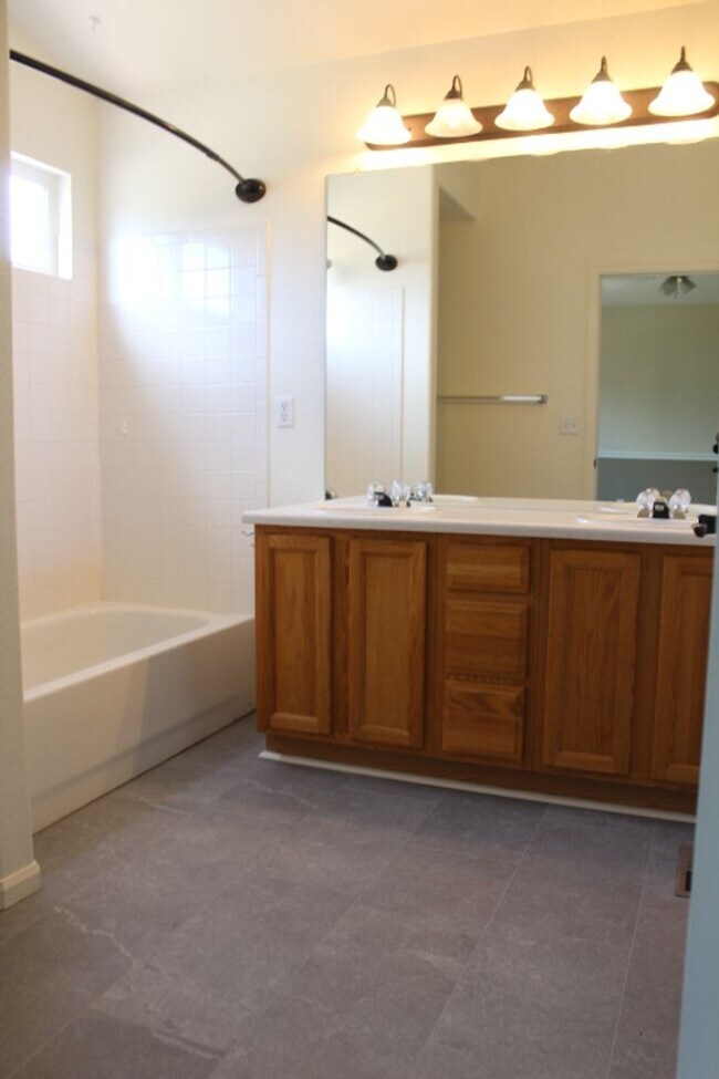 Building Photo - Beautiful 3 BR/2 1/2 BA Home in Highlands Ranch!