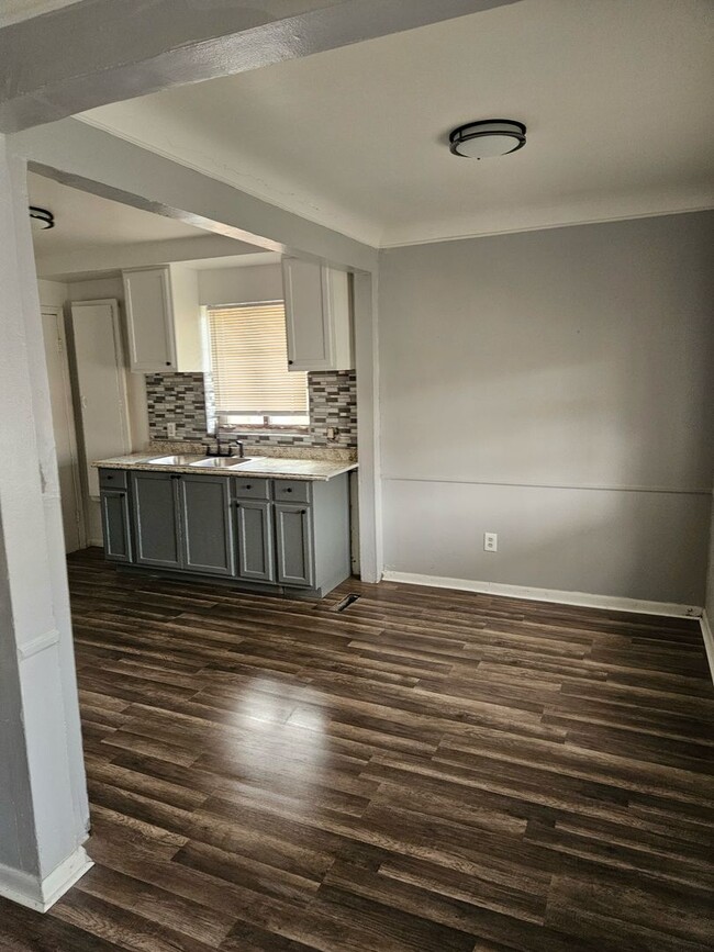 Building Photo - 2 Bedroom Duplex