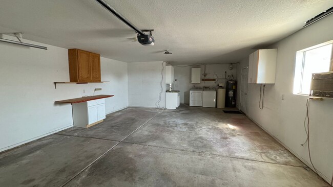 Building Photo - Unfurnished 3 Bedroom 2 Bath Pool/Spa Home!