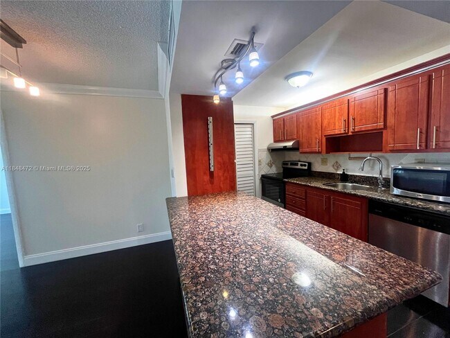 Building Photo - 100 Lakeview Dr