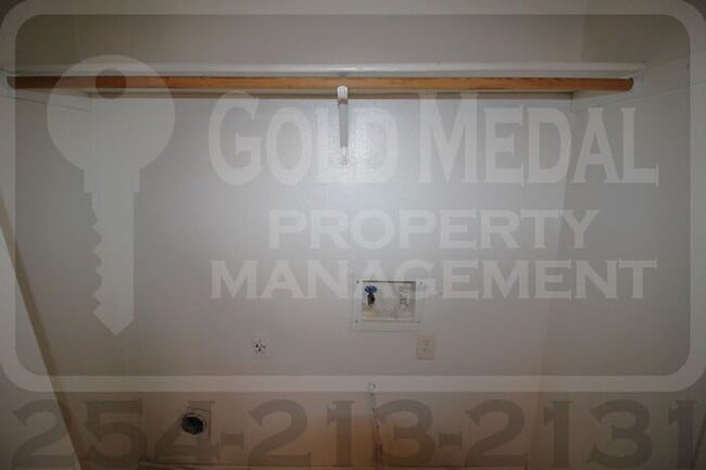 Building Photo - 1803 Cedarhill Dr