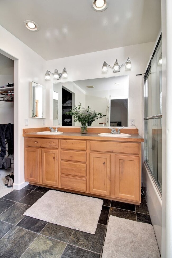 Building Photo - Spacious Home on Elevated Lot in Bellevue'...