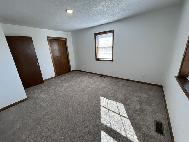 Building Photo - 902 S 17th St