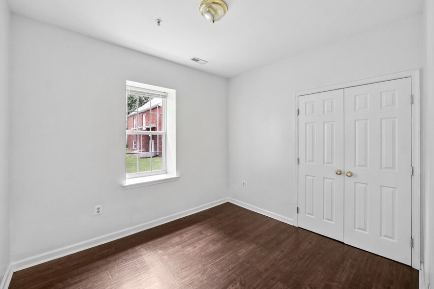 Building Photo - 4813 Calvert Rd