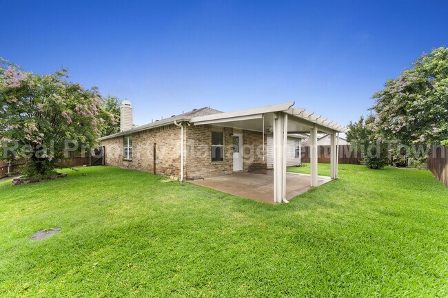 Building Photo - Charming 3-Bedroom Home in Arlington – Man...