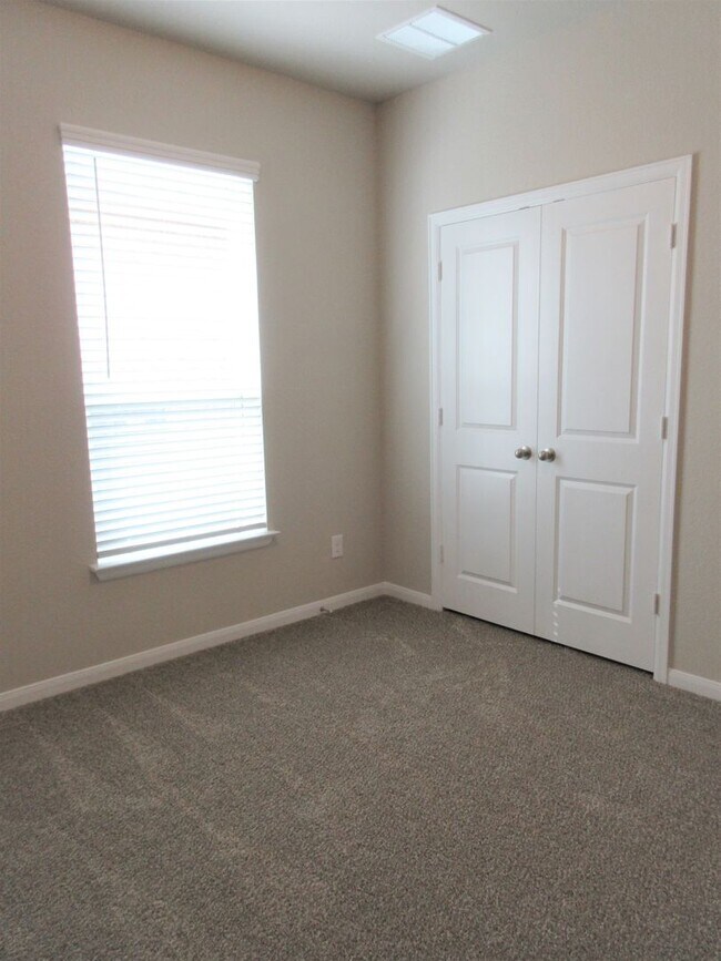 Building Photo - 4-Bedroom Home in Oak Creek - Highly Sough...