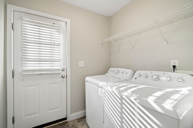 Building Photo - Newly remodeled townhome