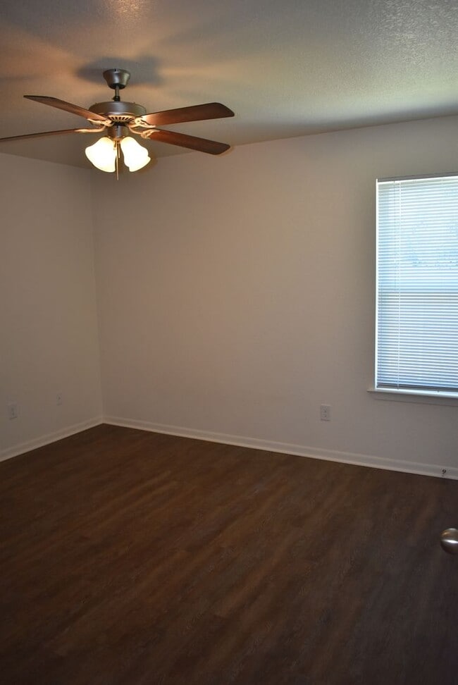 Building Photo - 201 Coby Dr