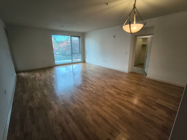Building Photo - $500 MOVE IN SPECIAL!!! LUXURY 2 BEDROOM CONDO IN DOWNTOWN WALNUT CREEK, CA!