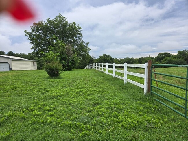 Building Photo - 441501 E 380 Rd