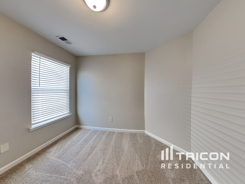 Building Photo - 102 Hill Crest Cir