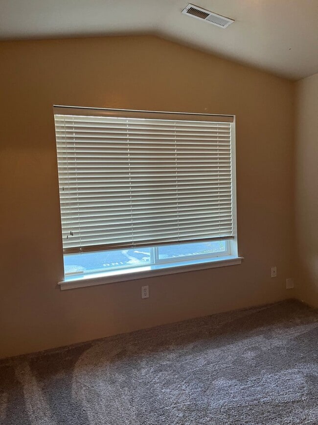 Building Photo - 3 Bedroom 2 Bath Single Family Home