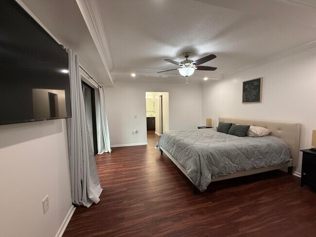 Building Photo - 2410 24th Ln