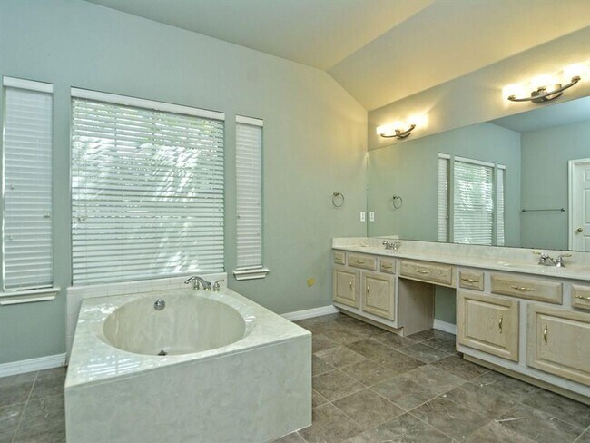 Building Photo - PRELEASING FOR BEGINNING OF JUNE! COME INTO YOUR OASIS!