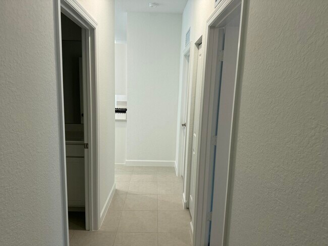 Building Photo - 10468 NW Suncrest Lp