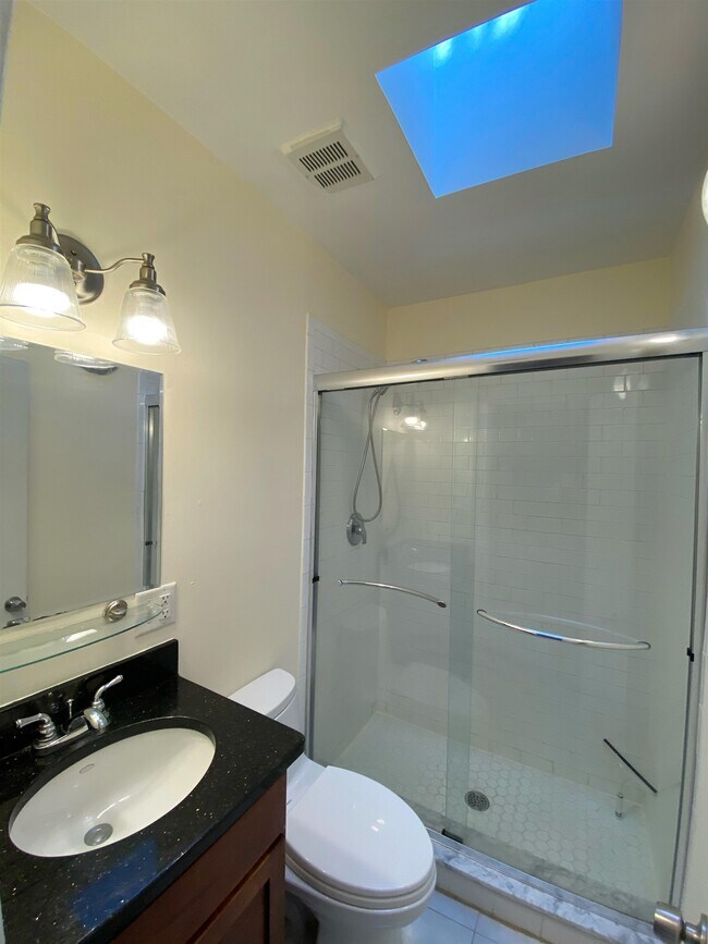 Building Photo - 204 6th St