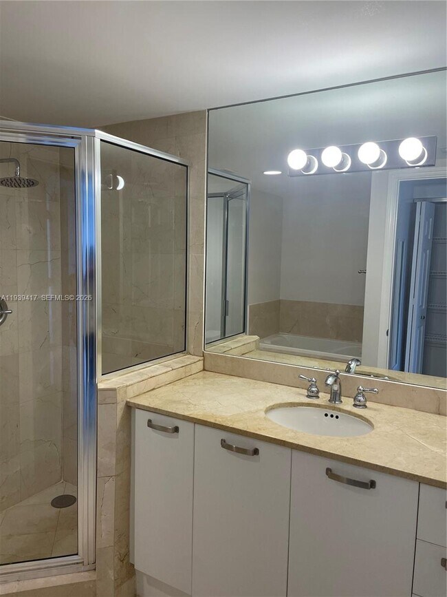 Building Photo - 2030 Douglas Rd