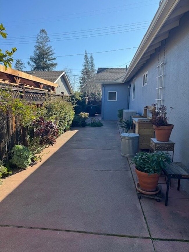 Building Photo - Charming 3-Bedroom Corner Lot Home with St...