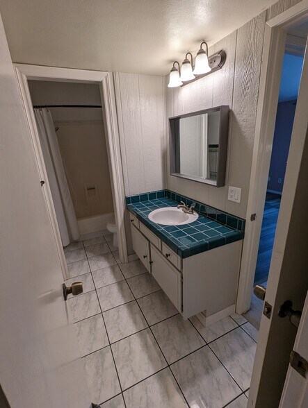 Upstairs Bathroom - 7813 Tommy Dr