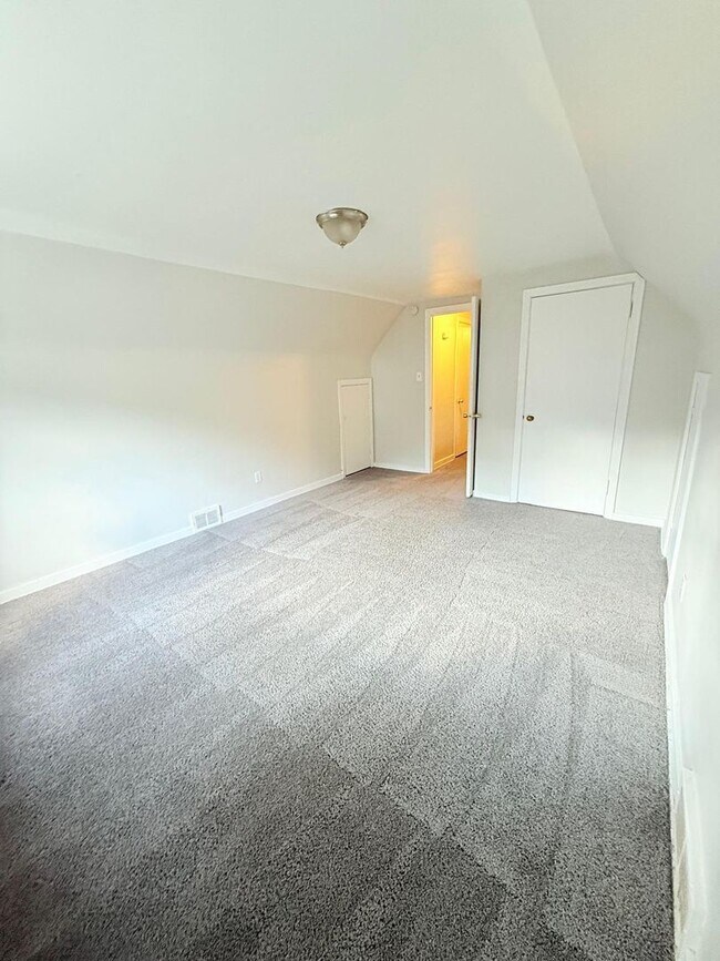 Building Photo - Freshly updated 4BD 1.5BA in Verona!!!