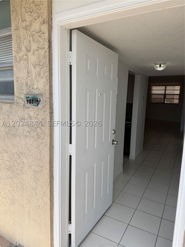 Building Photo - 907 N Miami Beach Blvd
